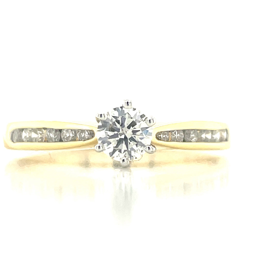 18k Gold Solitaire Diamond Ring w Accent Diamonds