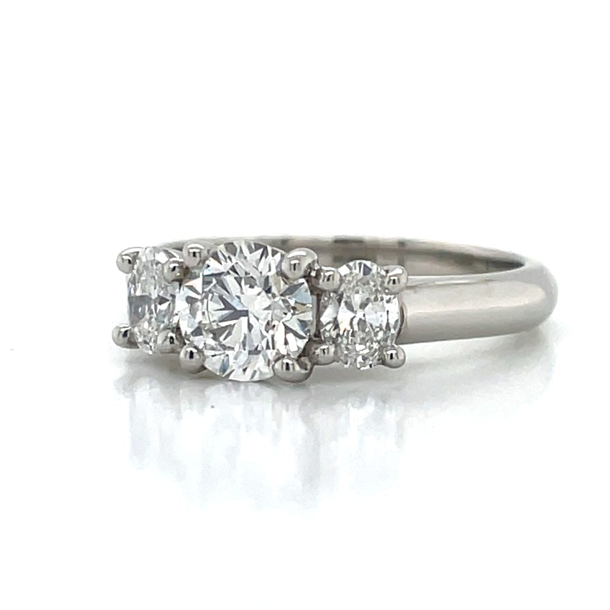 'Almas' Platinum 3st Diamonds Ring