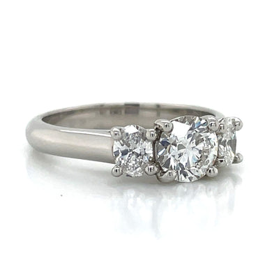 'Almas' Platinum 3st Diamonds Ring