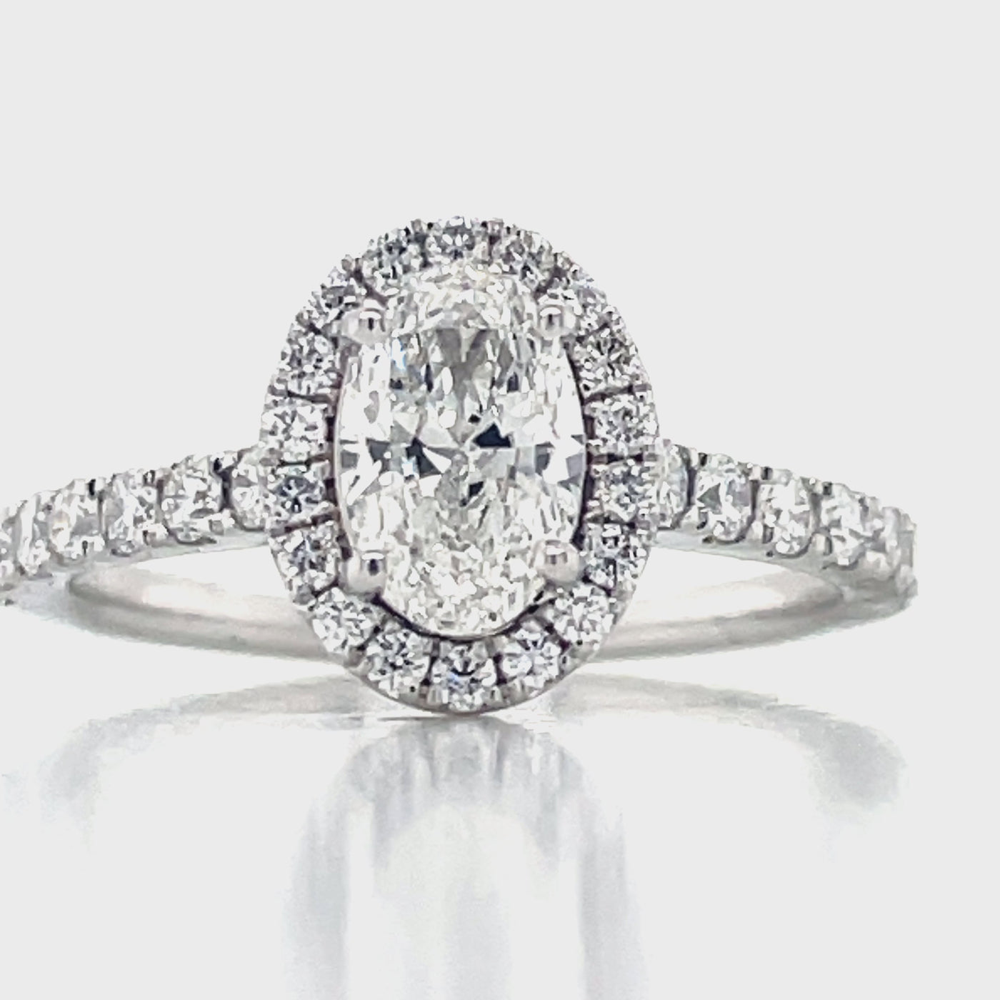 18k White Gold Oval Diamond Cluster Ring Tw=1.21ct